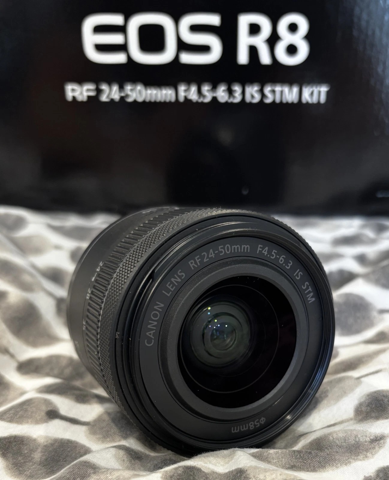 Canon EOS R8 Mirrorless Camera Black Kit with RF 24–50mm f/4.5–6.3 IS Lens + Extra Battery thumbnail 12