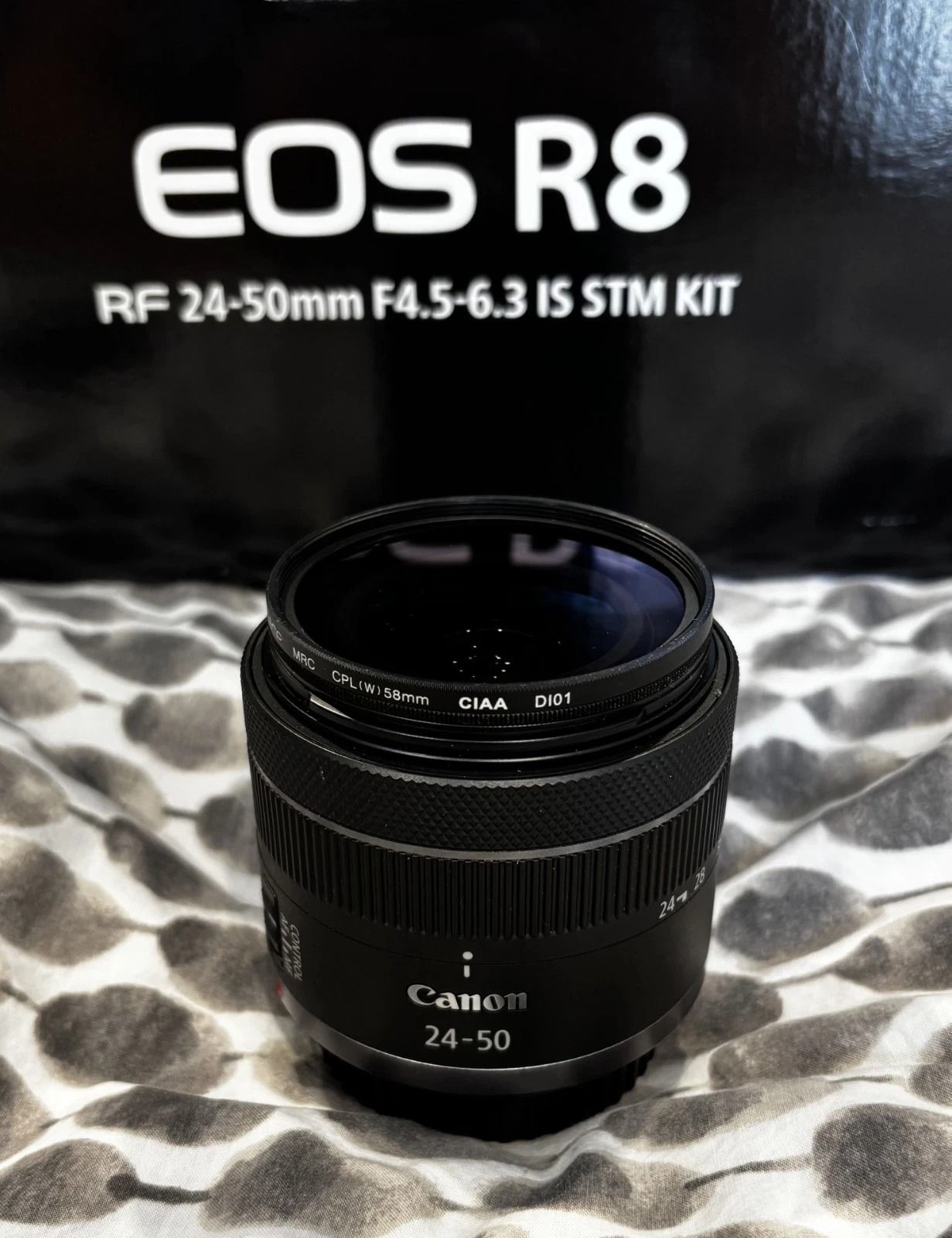 Canon EOS R8 Mirrorless Camera Black Kit with RF 24–50mm f/4.5–6.3 IS Lens + Extra Battery thumbnail 13