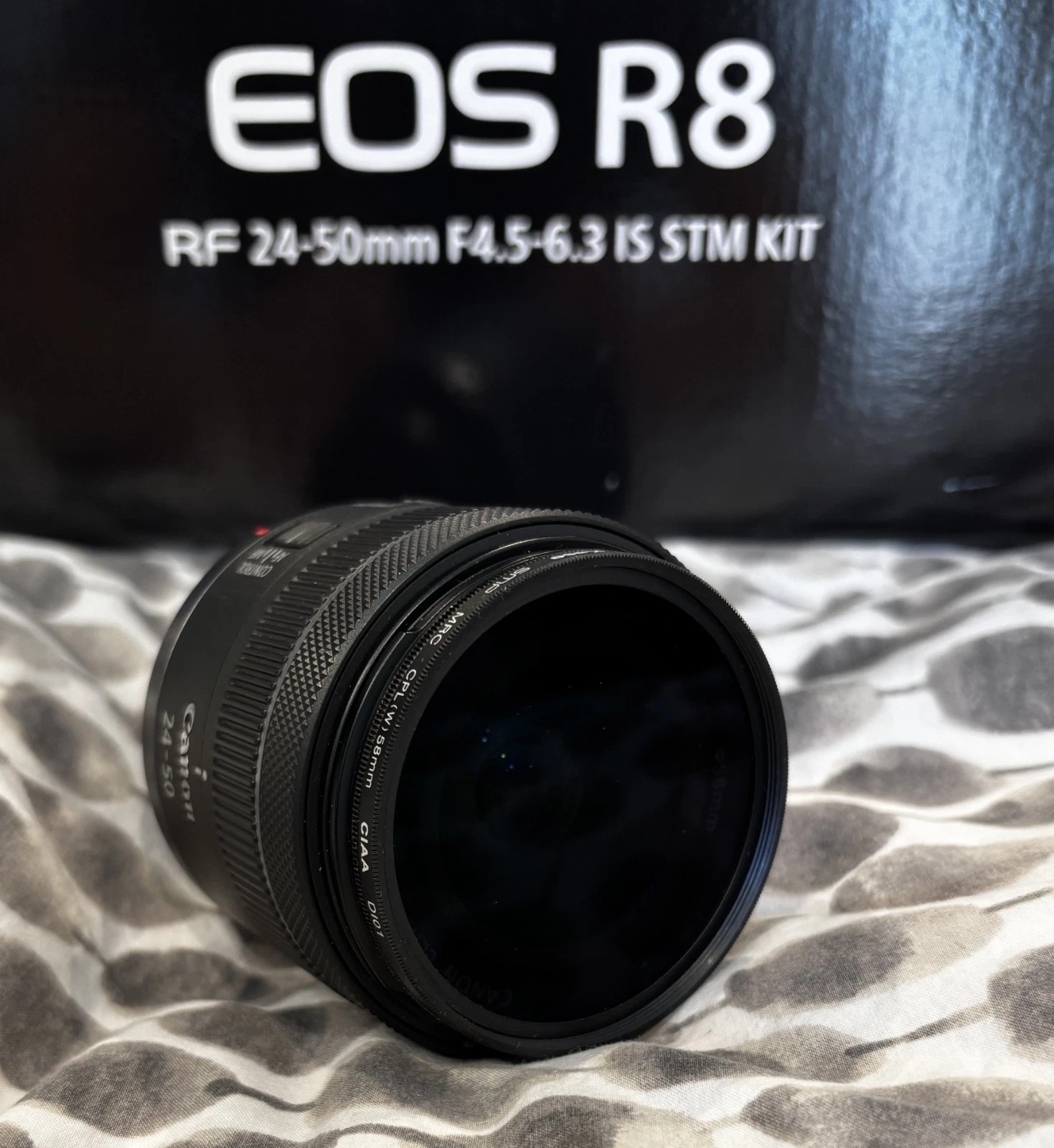 Canon EOS R8 Mirrorless Camera Black Kit with RF 24–50mm f/4.5–6.3 IS Lens + Extra Battery thumbnail 14