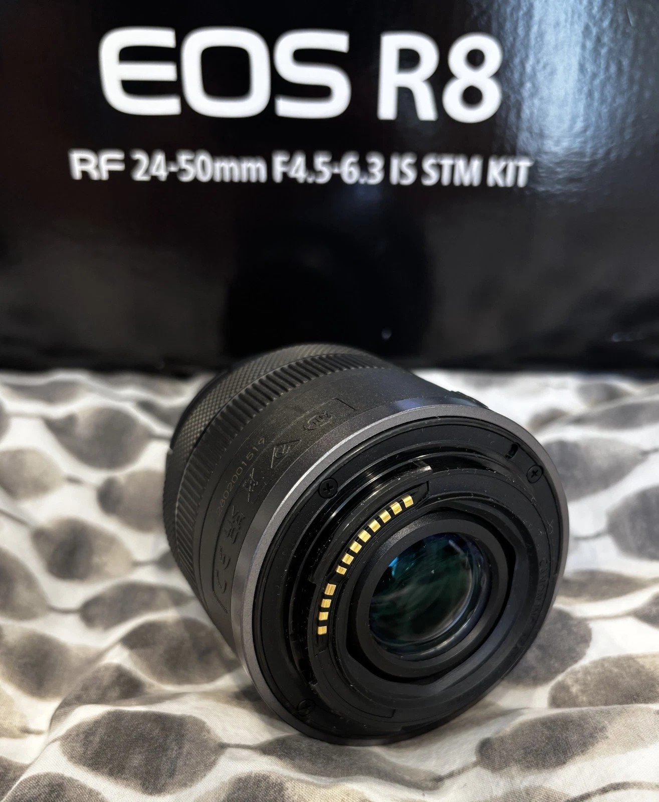 Canon EOS R8 Mirrorless Camera Black Kit with RF 24–50mm f/4.5–6.3 IS Lens + Extra Battery thumbnail 15