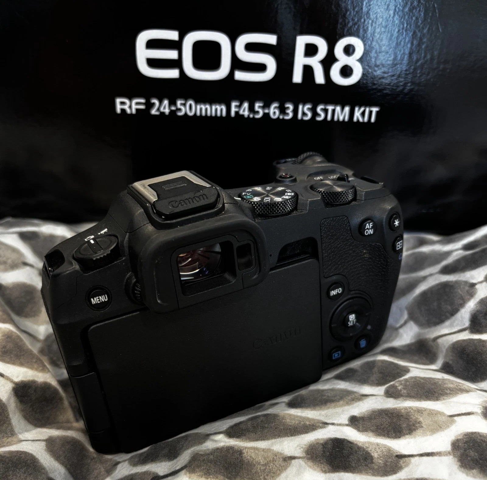 Canon EOS R8 Mirrorless Camera Black Kit with RF 24–50mm f/4.5–6.3 IS Lens + Extra Battery thumbnail 4