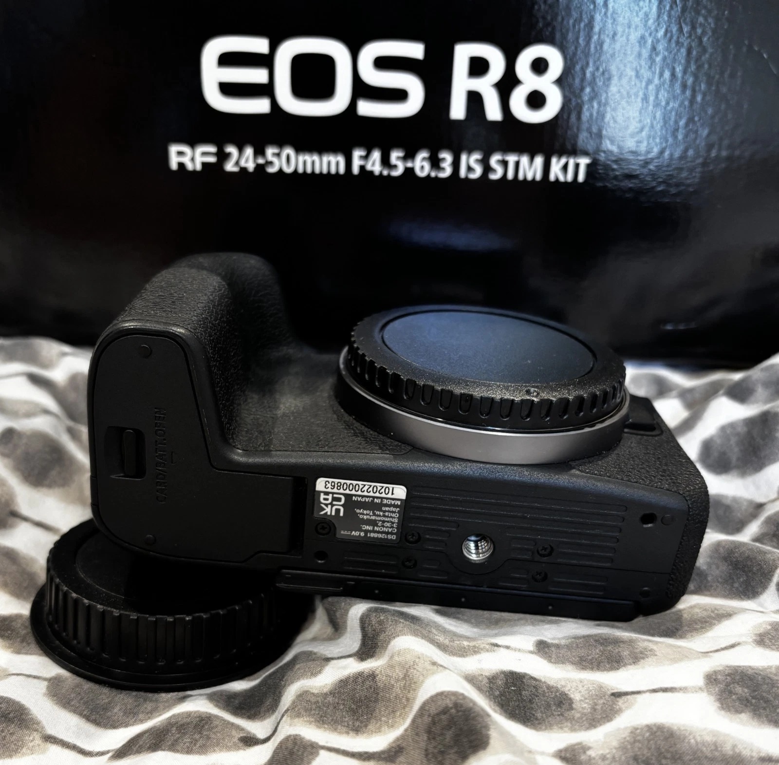 Canon EOS R8 Mirrorless Camera Black Kit with RF 24–50mm f/4.5–6.3 IS Lens + Extra Battery thumbnail 5