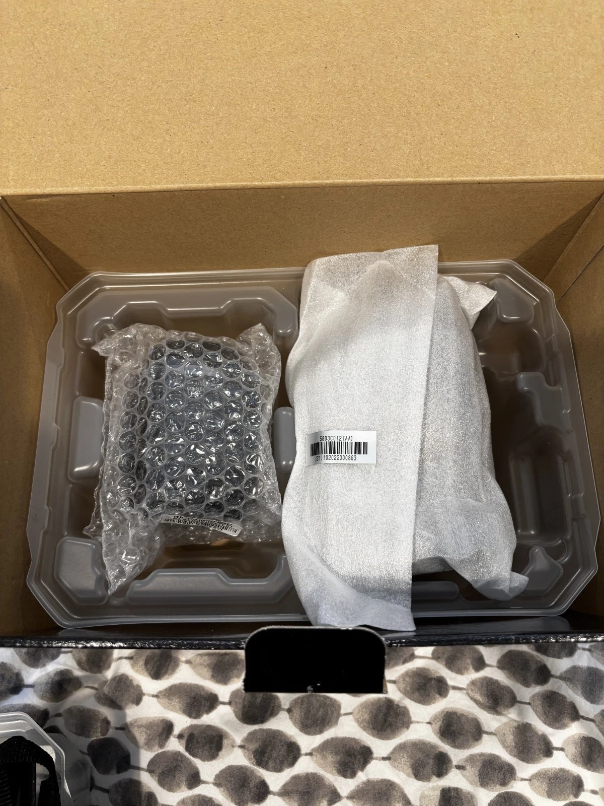 Canon EOS R8 Mirrorless Camera Black Kit with RF 24–50mm f/4.5–6.3 IS Lens + Extra Battery thumbnail 7