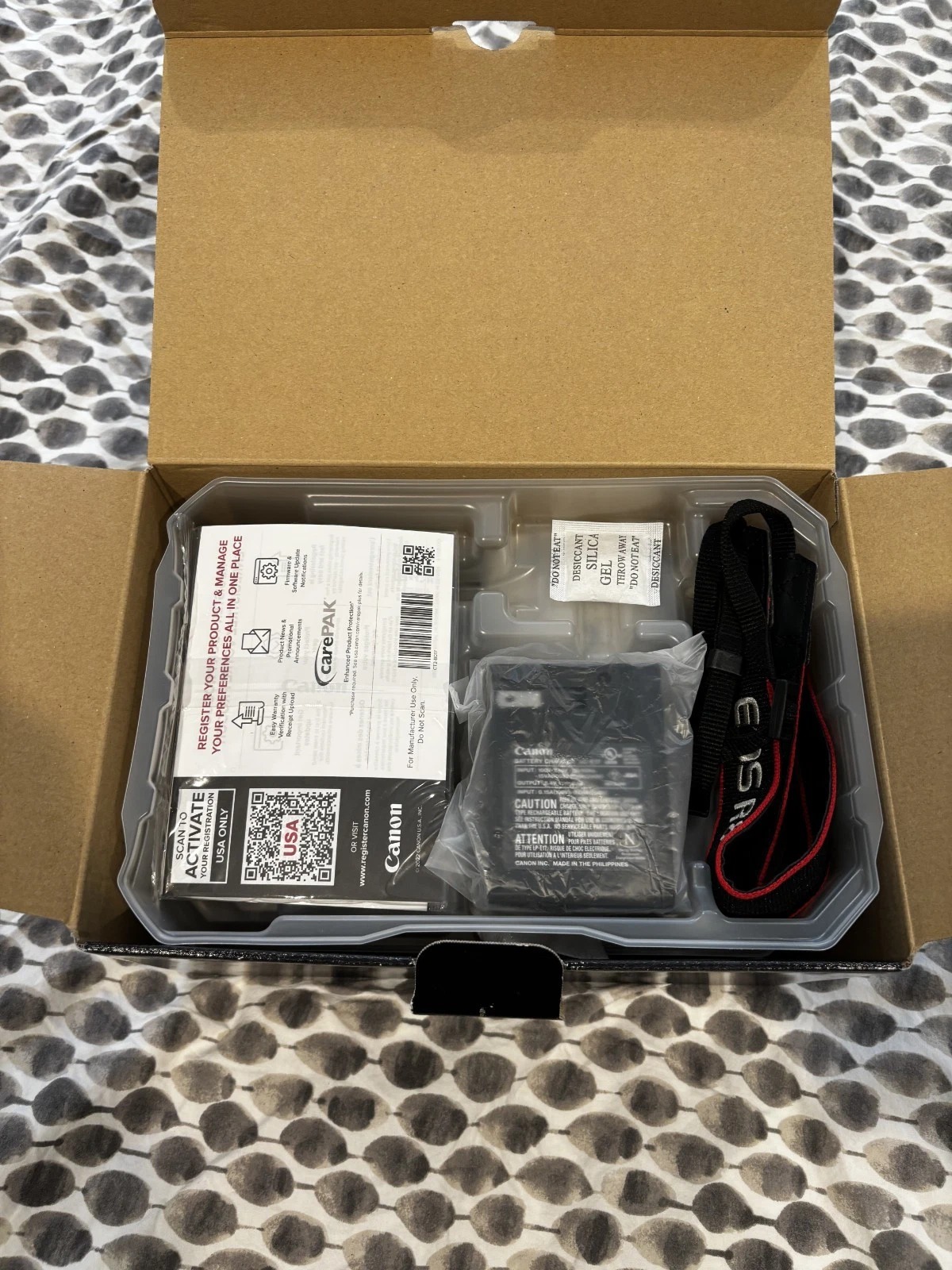 Canon EOS R8 Mirrorless Camera Black Kit with RF 24–50mm f/4.5–6.3 IS Lens + Extra Battery thumbnail 8