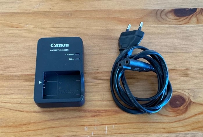 Canon G7 X Mark II, 2 Batteries, Charger & Case  thumbnail 4