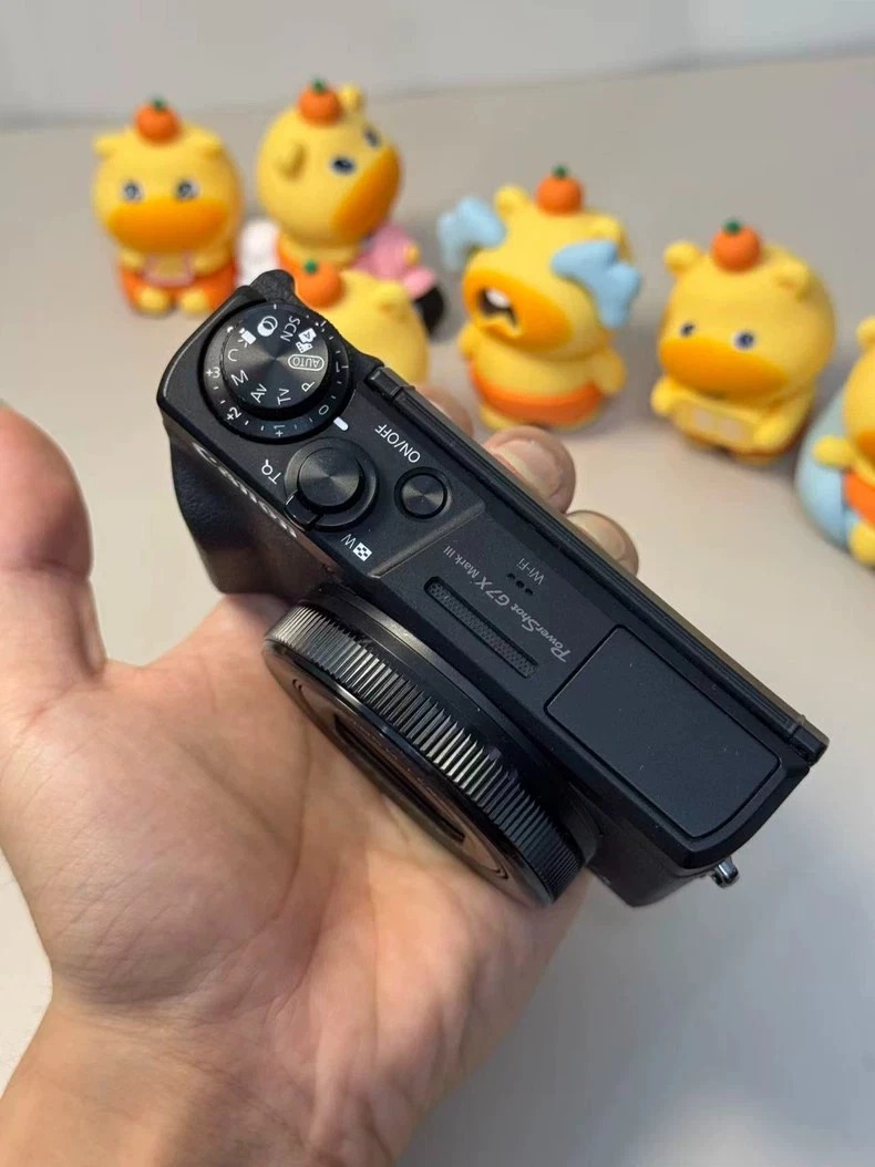 Canon PowerShot G7 X Mark II Compact Camera – Black | 1” Sensor | Wi-Fi | Vlogging Camera thumbnail 2