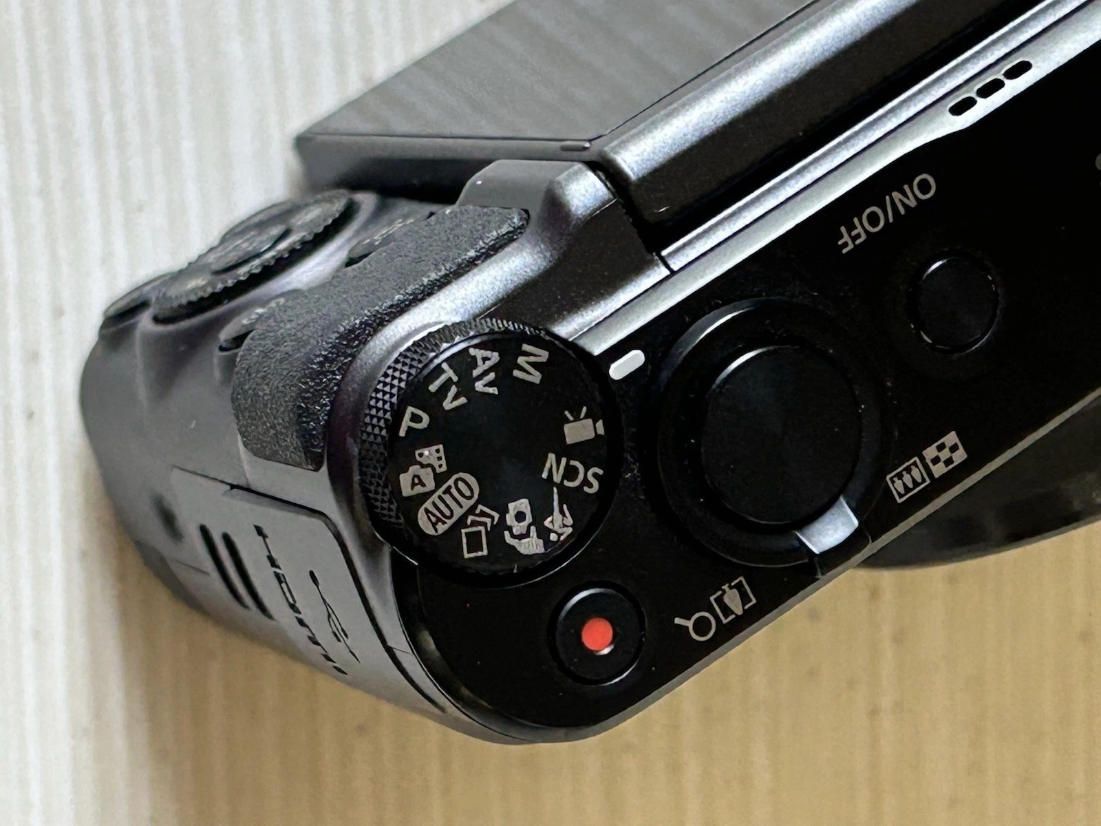 Canon PowerShot SX730 HS Digital Camera – 20.3MP – 40x Optical Zoom – 3" Tilt LCD thumbnail 11