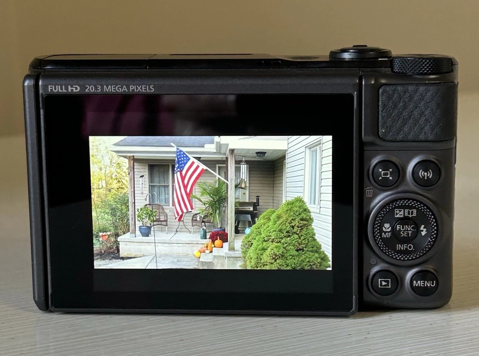 Canon PowerShot SX730 HS Digital Camera – 20.3MP – 40x Optical Zoom – 3" Tilt LCD thumbnail 7