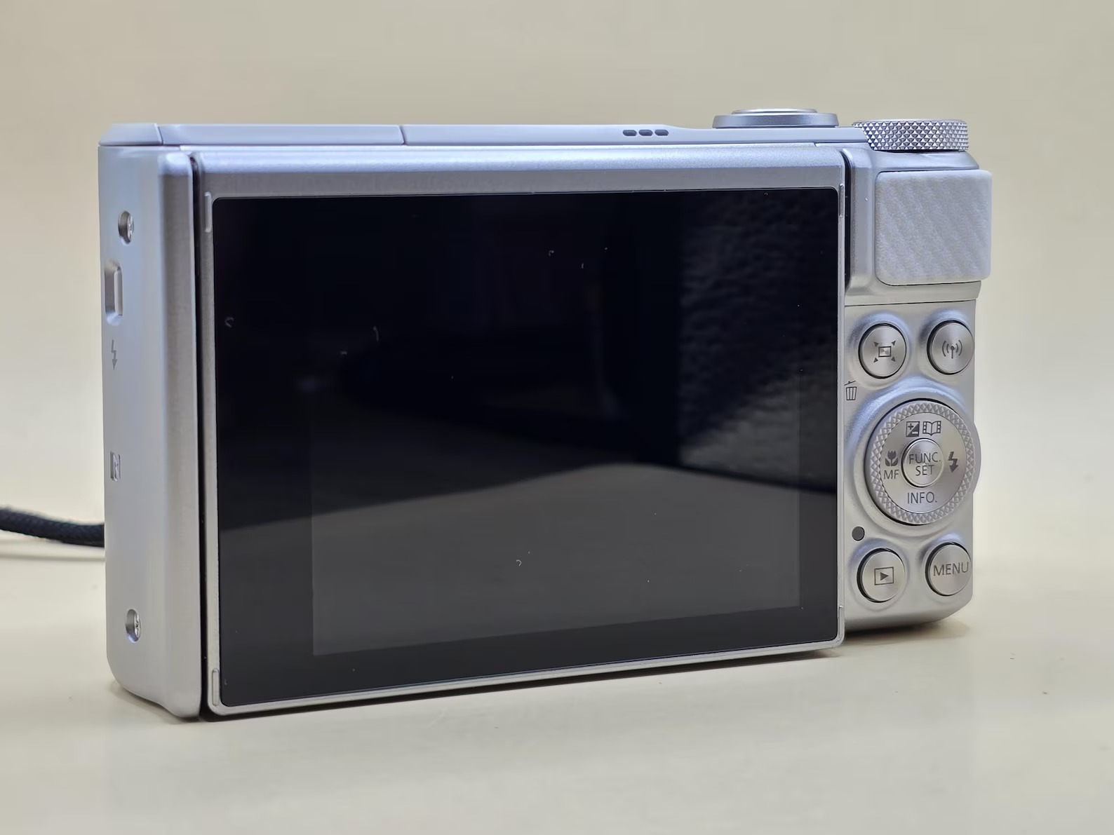 Canon PowerShot SX730 HS with 20.3 MP flip-out screen, 40x optical zoom thumbnail 5