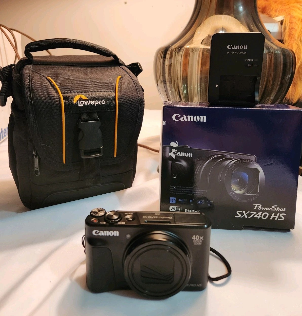 Canon PowerShot SX740 HS Digital Camera W/ Lowepro Case & Original Packaging thumbnail 1
