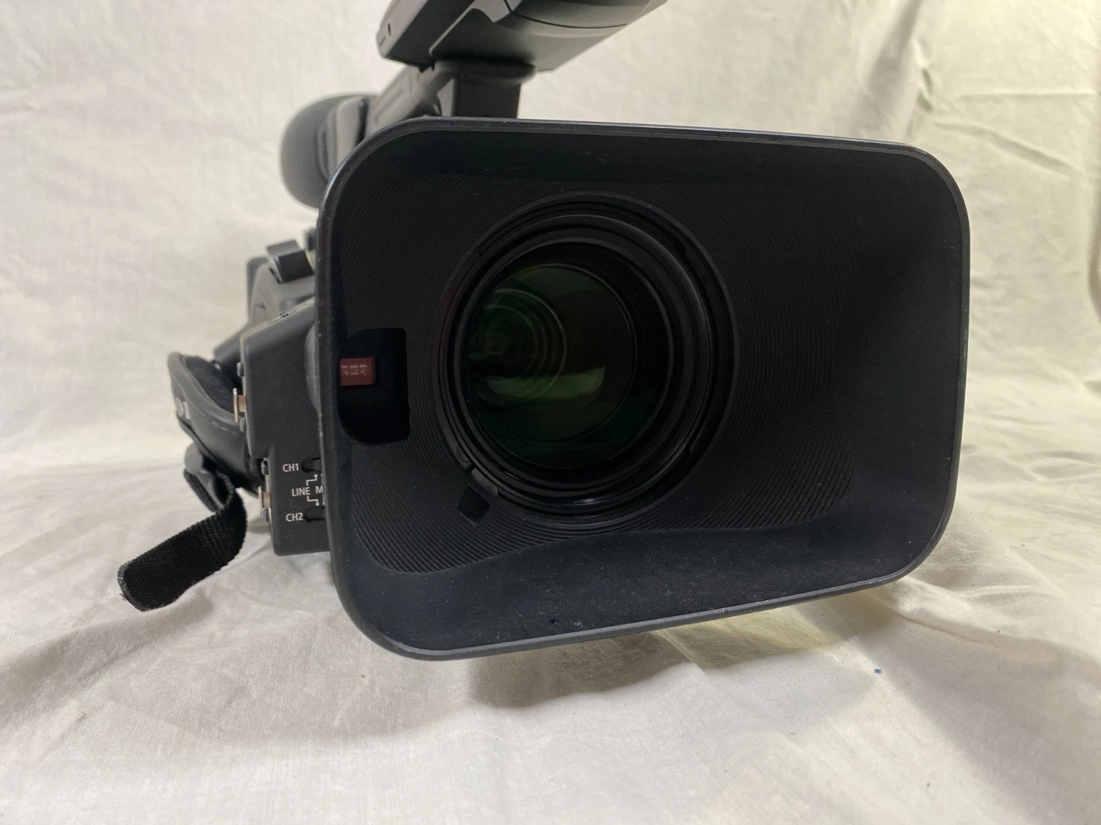 Canon XF305 Pro Video Camera Kit w/ Case & Accessories – Tested – Ships USA thumbnail 3