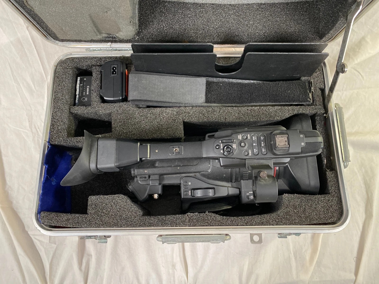 Canon XF305 Pro Video Camera Kit w/ Case & Accessories – Tested – Ships USA thumbnail 6