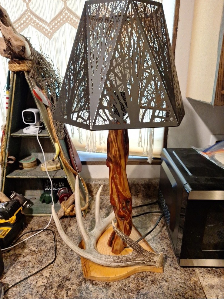 Diamond Willow Log Cabin Style Lamp with Deer Antler – Rustic Lodge Decor thumbnail 3