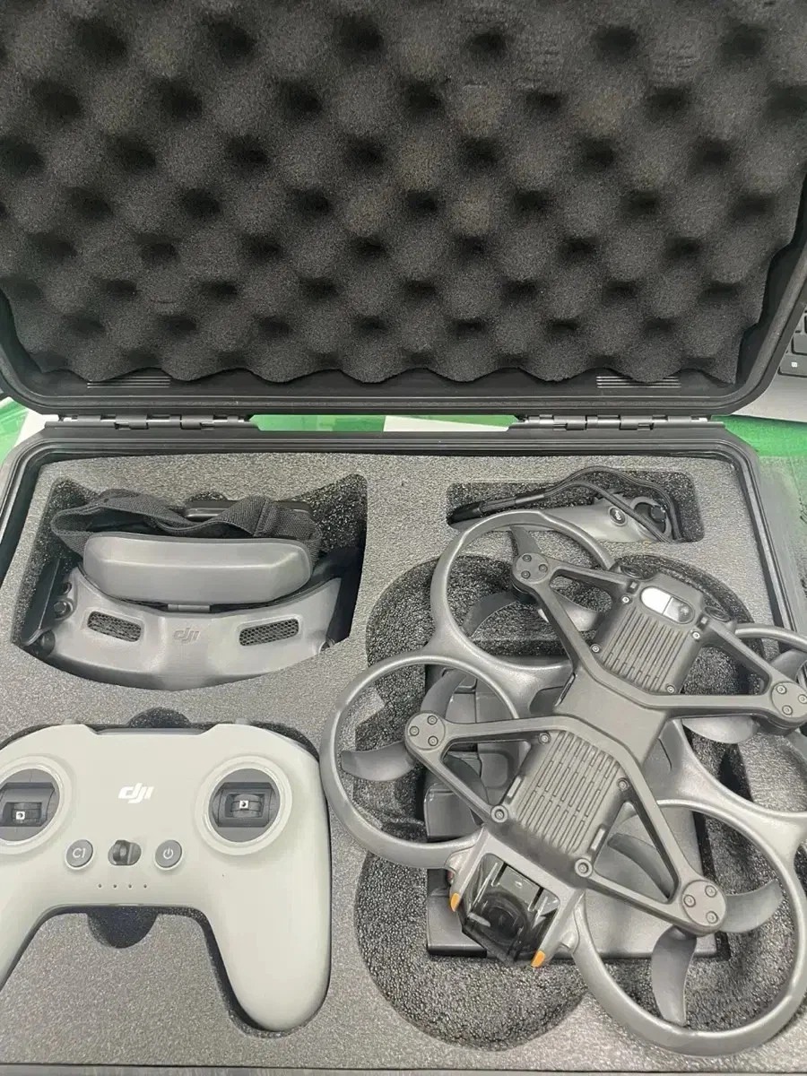 DJI Avata 2 Combo + FPV Controller – Includes 2 Years DJI Care thumbnail 3