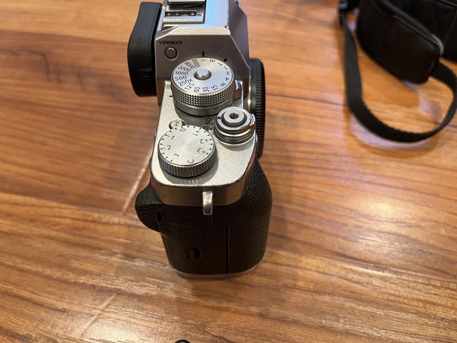 Fujifilm X-T3 26.1MP Mirrorless Digital Camera (Silver Body) – Only 1,000 Shutter Count thumbnail 4