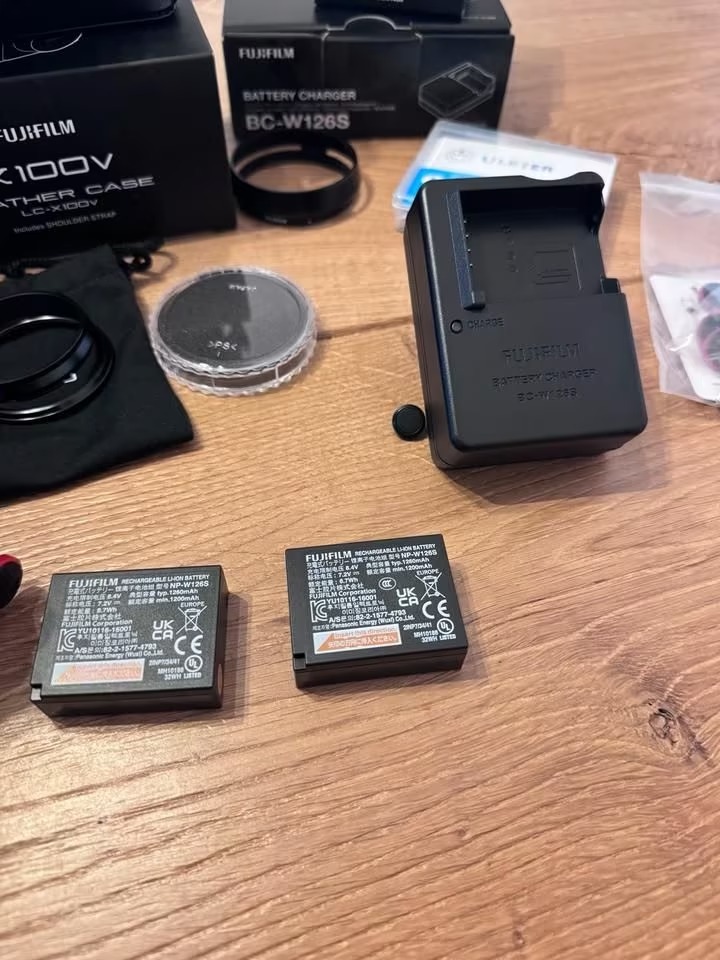 Fujifilm X100 VI – Excellent Shape with Original Receipt & Extras thumbnail 2