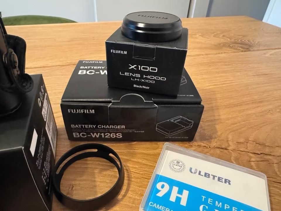 Fujifilm X100 VI – Excellent Shape with Original Receipt & Extras thumbnail 4