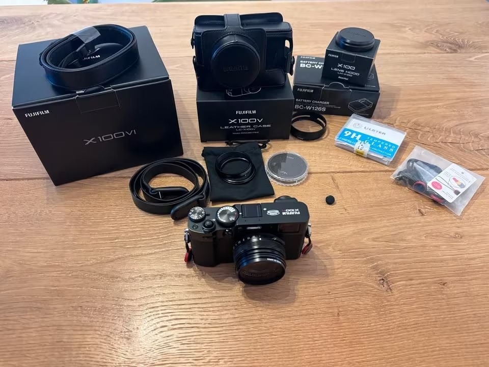 Fujifilm X100 VI – Excellent Shape with Original Receipt & Extras thumbnail 5