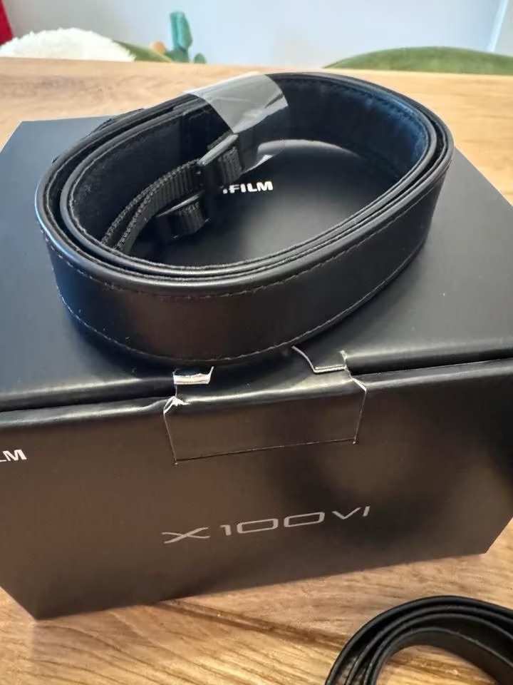 Fujifilm X100 VI – Excellent Shape with Original Receipt & Extras thumbnail 8