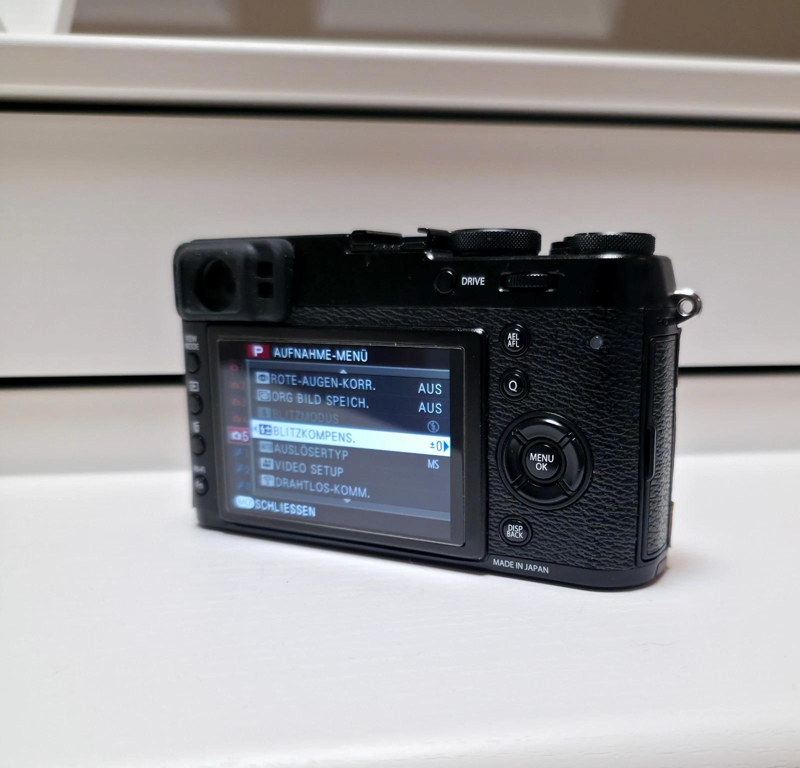 Fujifilm X100T APS-C - 23mm f/2 - Camera Black thumbnail 3