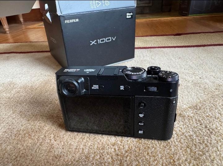 Fujifilm X100V 26.1MP Digital Camera – Black 5,500 Shutter Count – Excellent thumbnail 4