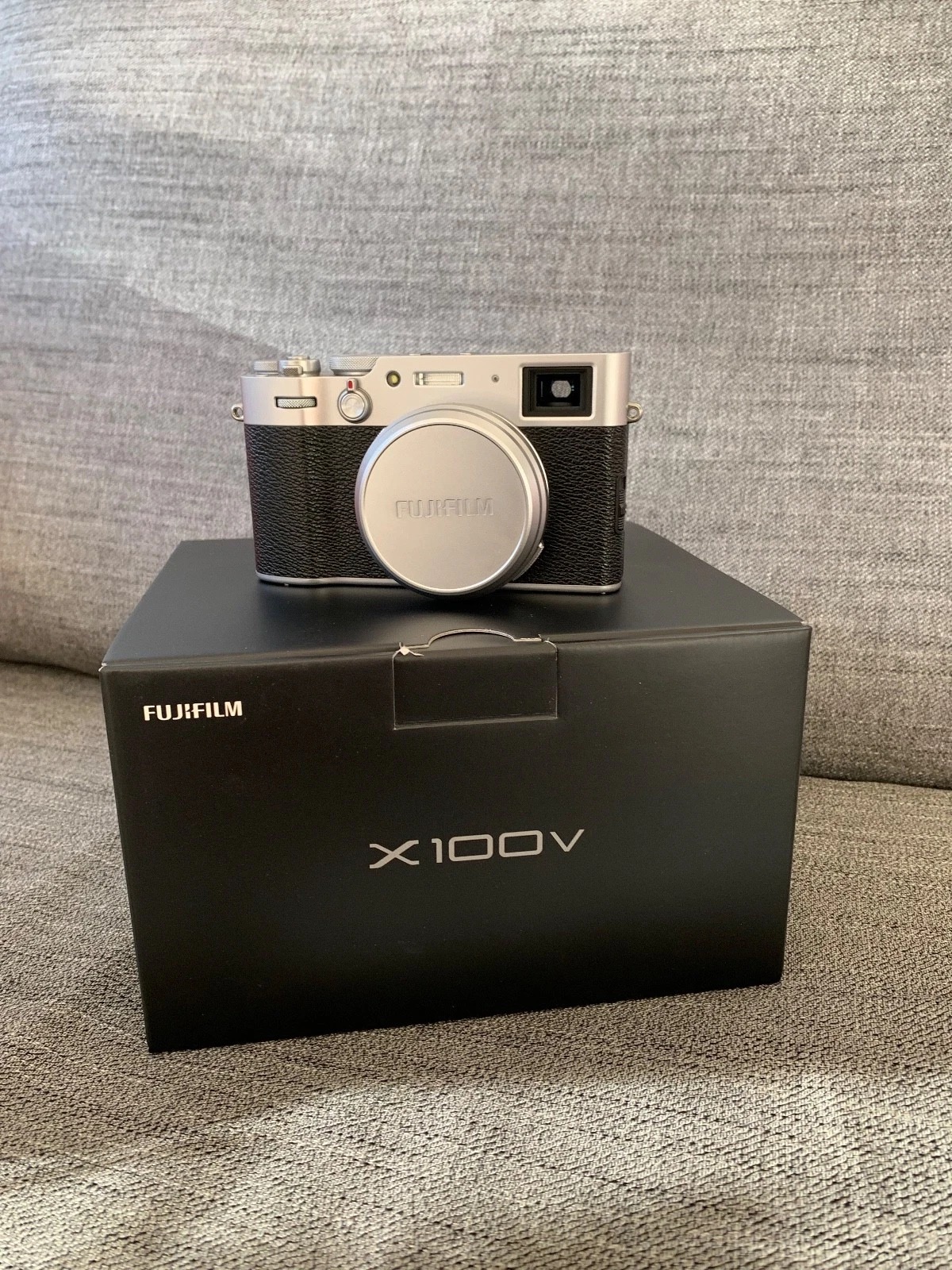 Fujifilm X100V – Silver – Compact Premium Camera in Great Condition thumbnail 10