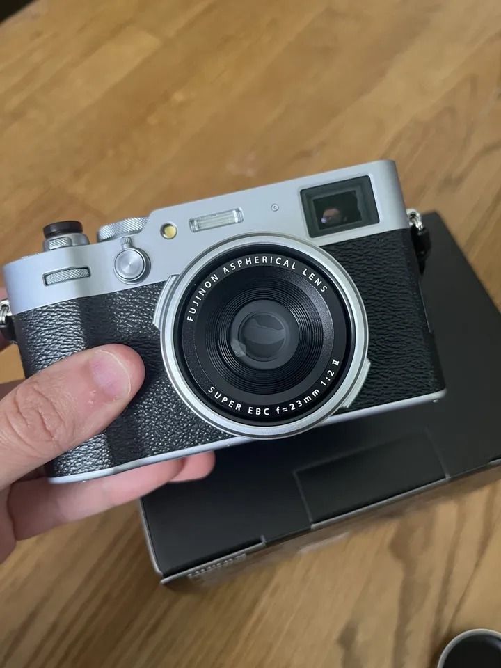 Fujifilm X100VI 40.2 MP Digital Camera Silver thumbnail 2