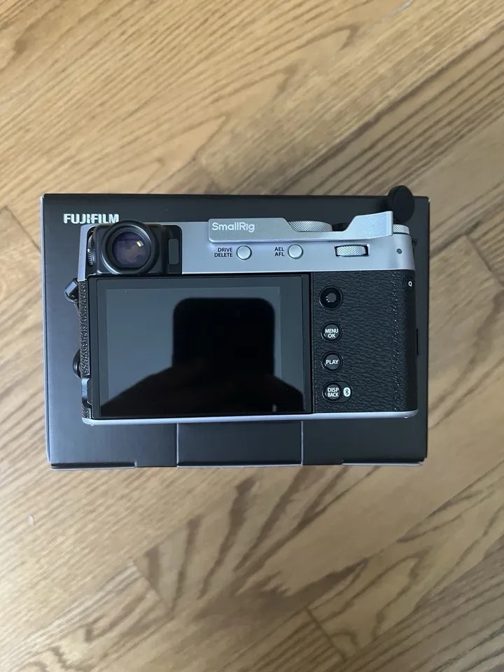 Fujifilm X100VI 40.2 MP Digital Camera Silver thumbnail 3