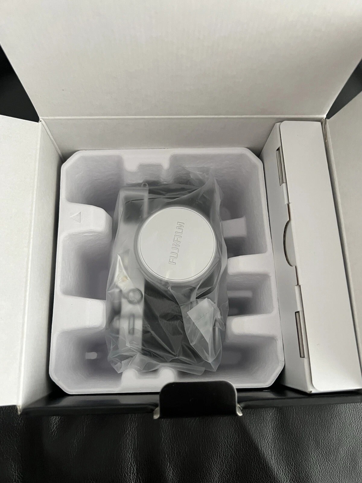 Fujifilm X100VI 40.2MP Compact Digital Camera Silver BRAND NEW thumbnail 3