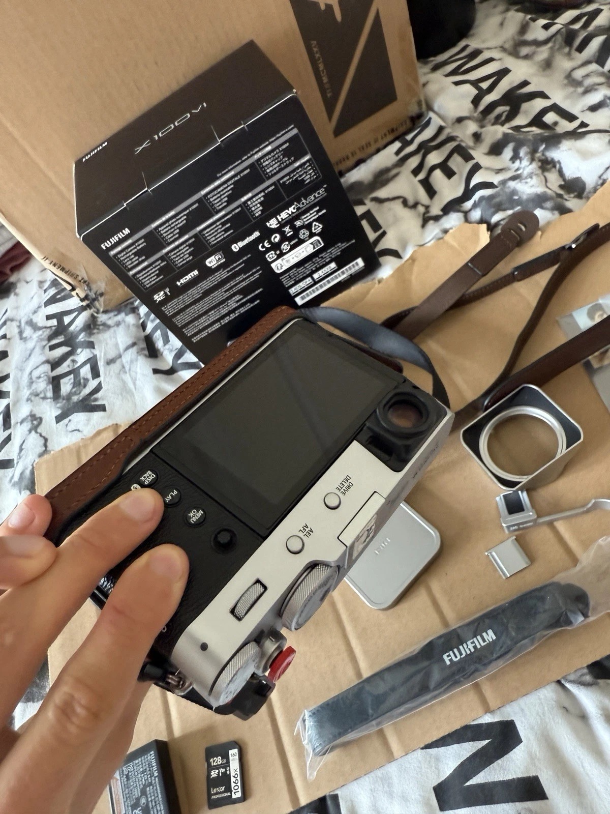 Fujifilm X100VI 40.2MP Compact Digital Camera (Silver) in Very Good Condition thumbnail 18