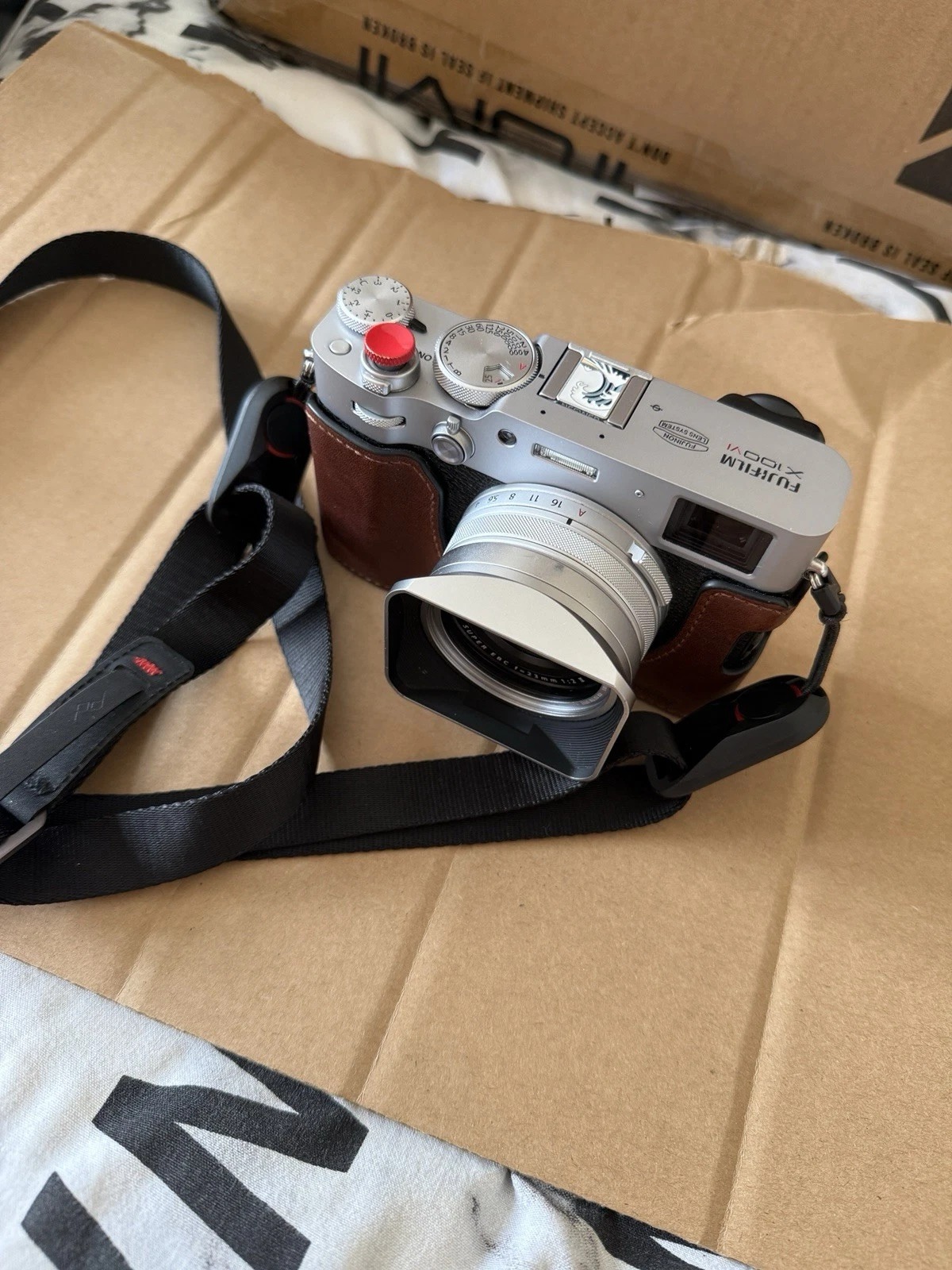 Fujifilm X100VI 40.2MP Compact Digital Camera (Silver) in Very Good Condition thumbnail 2