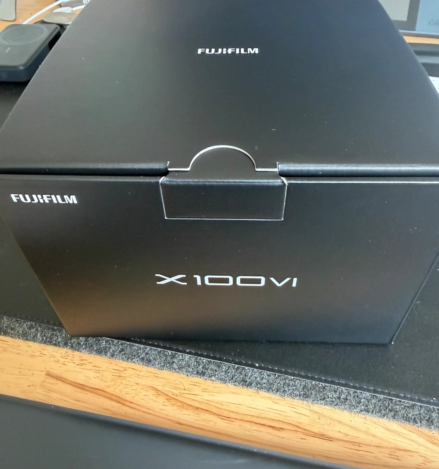 Fujifilm X100VI Black Camera used once, 100 shutters ,+ SD Card and extra strap thumbnail 8