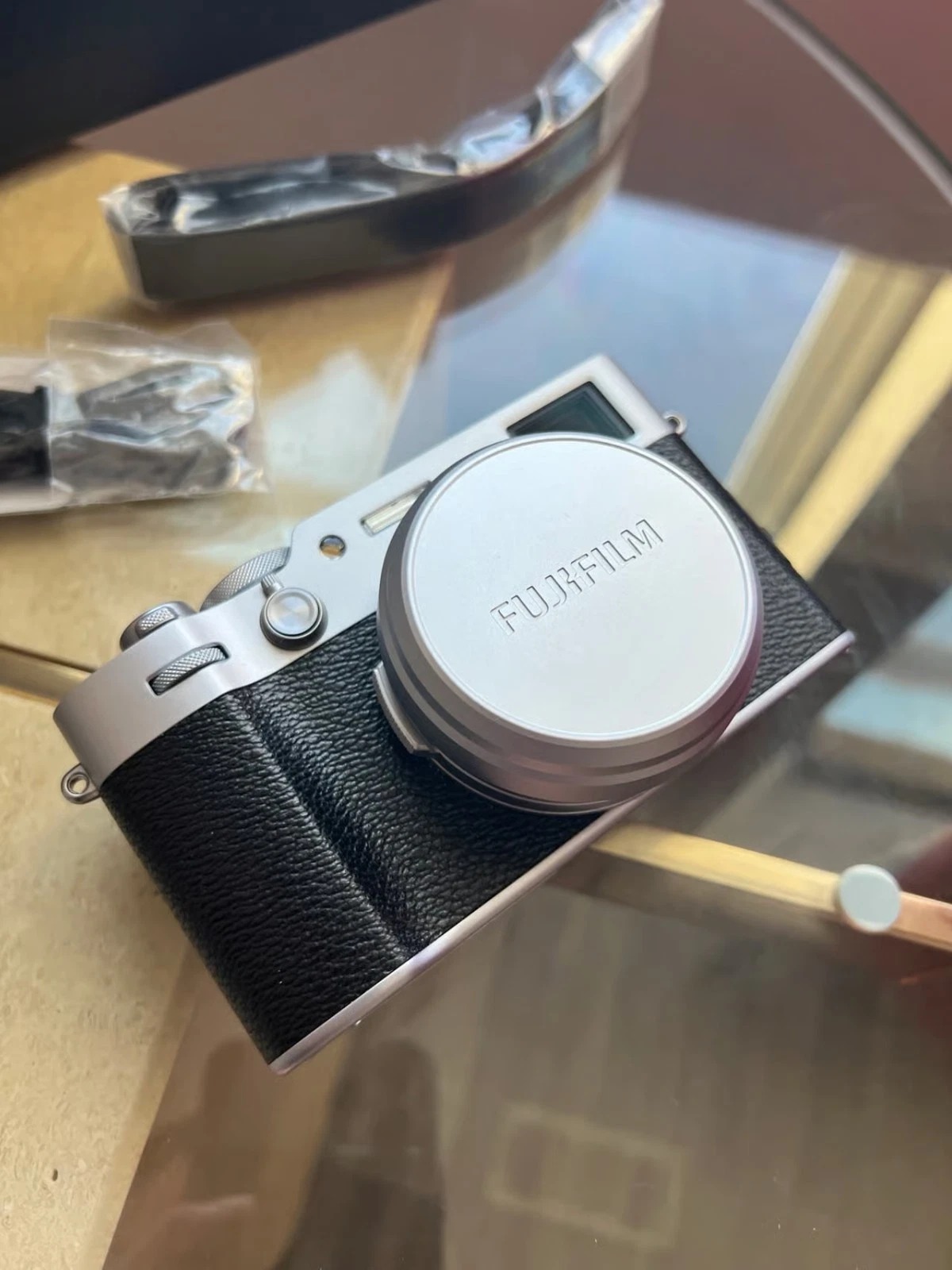 Fujifilm X100VI – Mint Condition – 21,200 Shutter Count – Original Box & Battery thumbnail 2