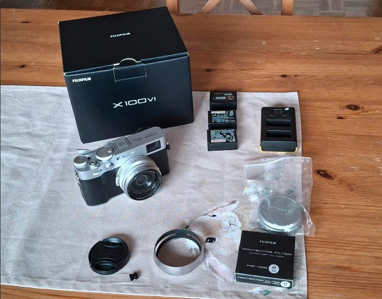 Fujifilm X100VI Silver + Accessories - Brand new, 3,100 shots - Camera thumbnail 1