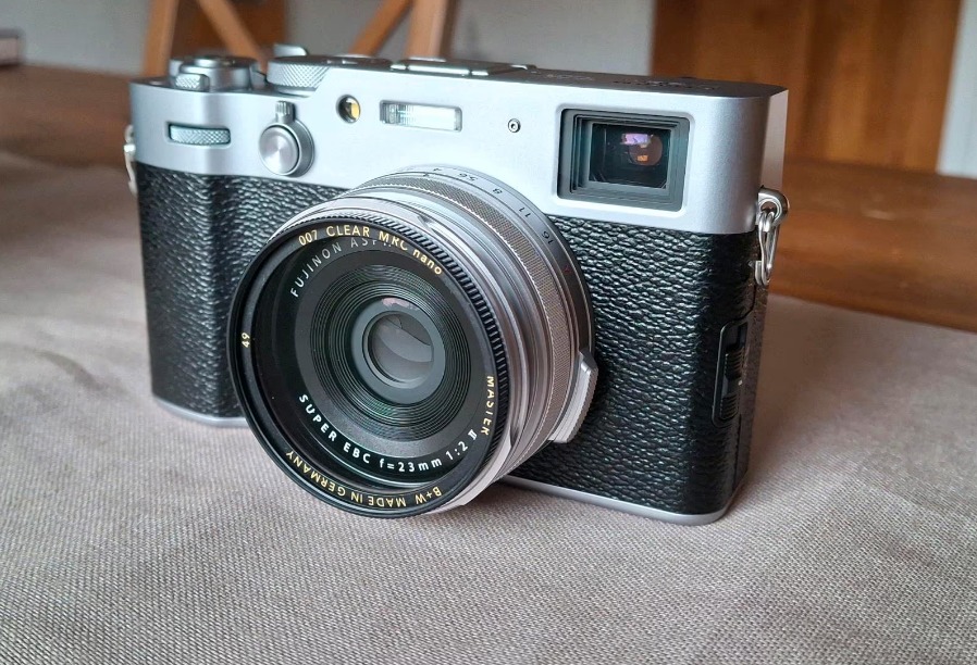 Fujifilm X100VI Silver + Accessories - Brand new, 3,100 shots - Camera thumbnail 2