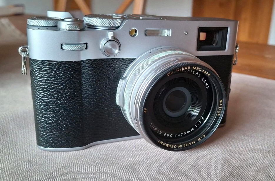 Fujifilm X100VI Silver + Accessories - Brand new, 3,100 shots - Camera thumbnail 3