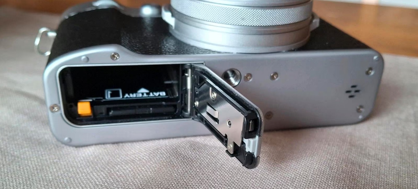 Fujifilm X100VI Silver + Accessories - Brand new, 3,100 shots - Camera thumbnail 7