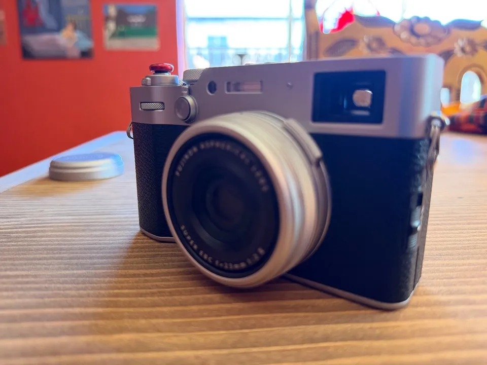 Fujifilm X100VI Silver – Excellent, 2 OEM batteries, insurance + 8 extras! thumbnail 1