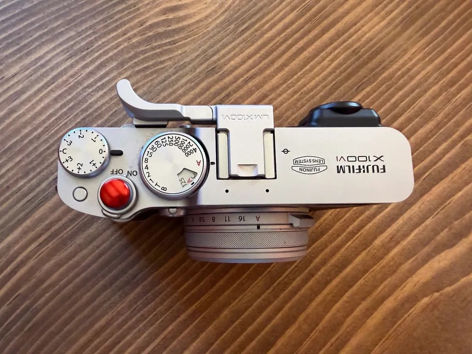 Fujifilm X100VI Silver – Excellent, 2 OEM batteries, insurance + 8 extras! thumbnail 10