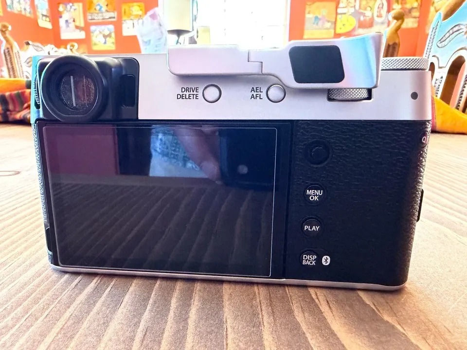 Fujifilm X100VI Silver – Excellent, 2 OEM batteries, insurance + 8 extras! thumbnail 2