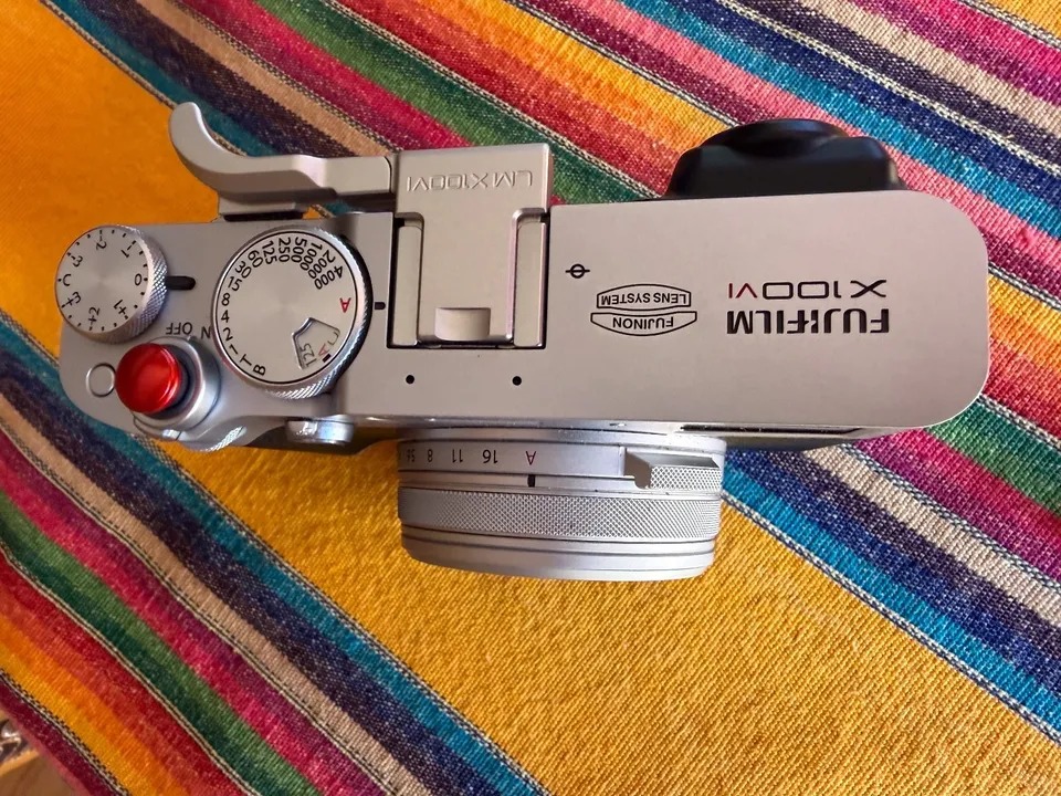 Fujifilm X100VI Silver – Excellent, 2 OEM batteries, insurance + 8 extras! thumbnail 3