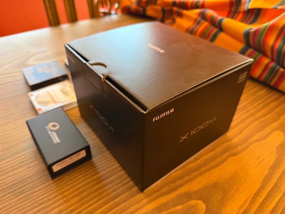 Fujifilm X100VI Silver – Excellent, 2 OEM batteries, insurance + 8 extras! thumbnail 5