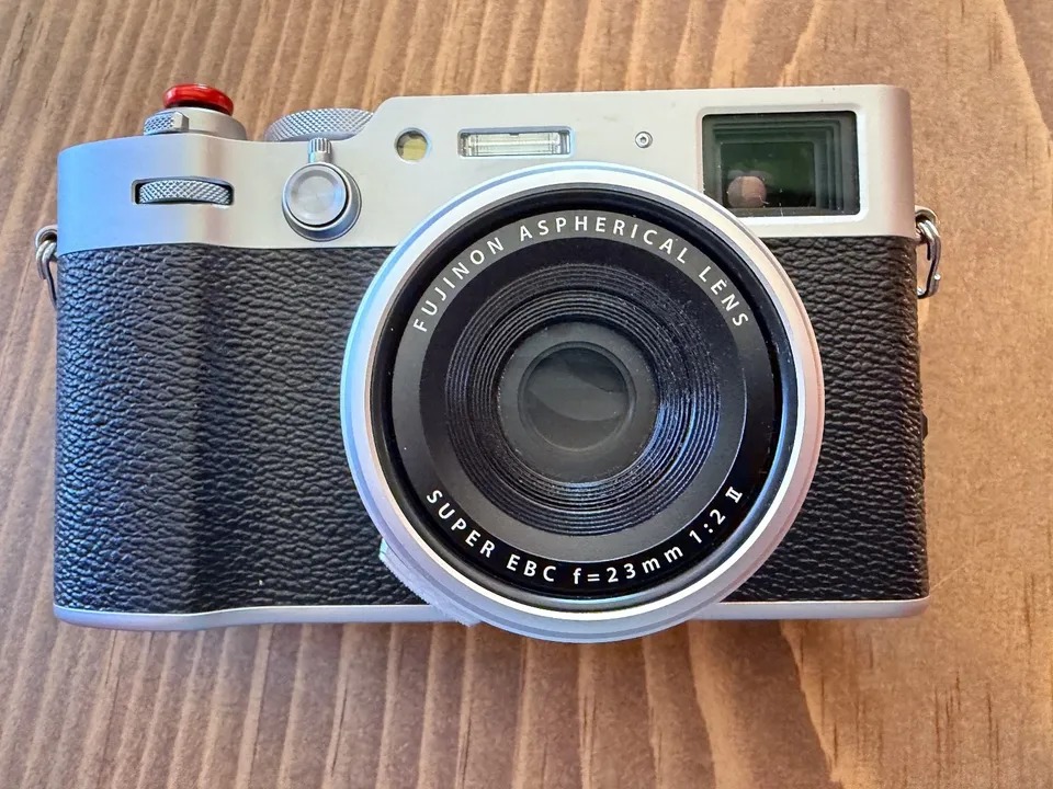 Fujifilm X100VI Silver – Excellent, 2 OEM batteries, insurance + 8 extras! thumbnail 6