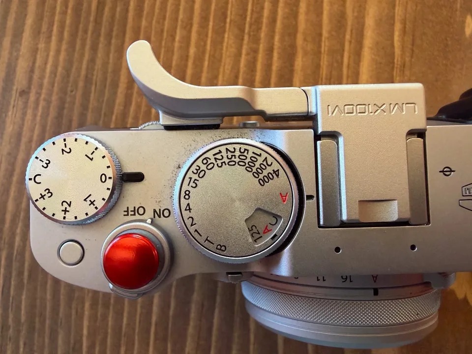 Fujifilm X100VI Silver – Excellent, 2 OEM batteries, insurance + 8 extras! thumbnail 7