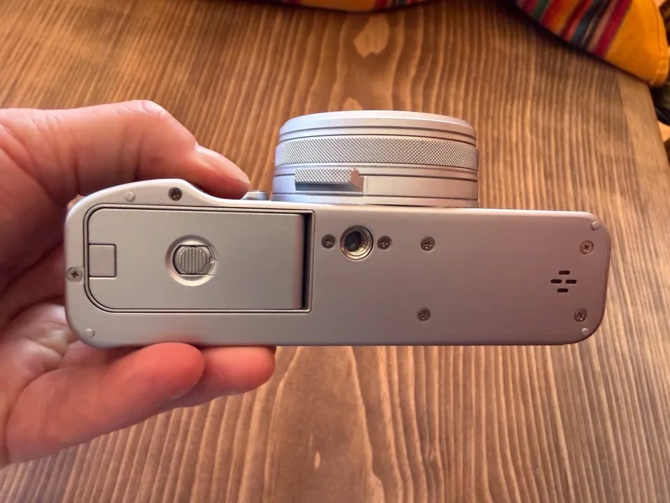 Fujifilm X100VI Silver – Excellent, 2 OEM batteries, insurance + 8 extras! thumbnail 9