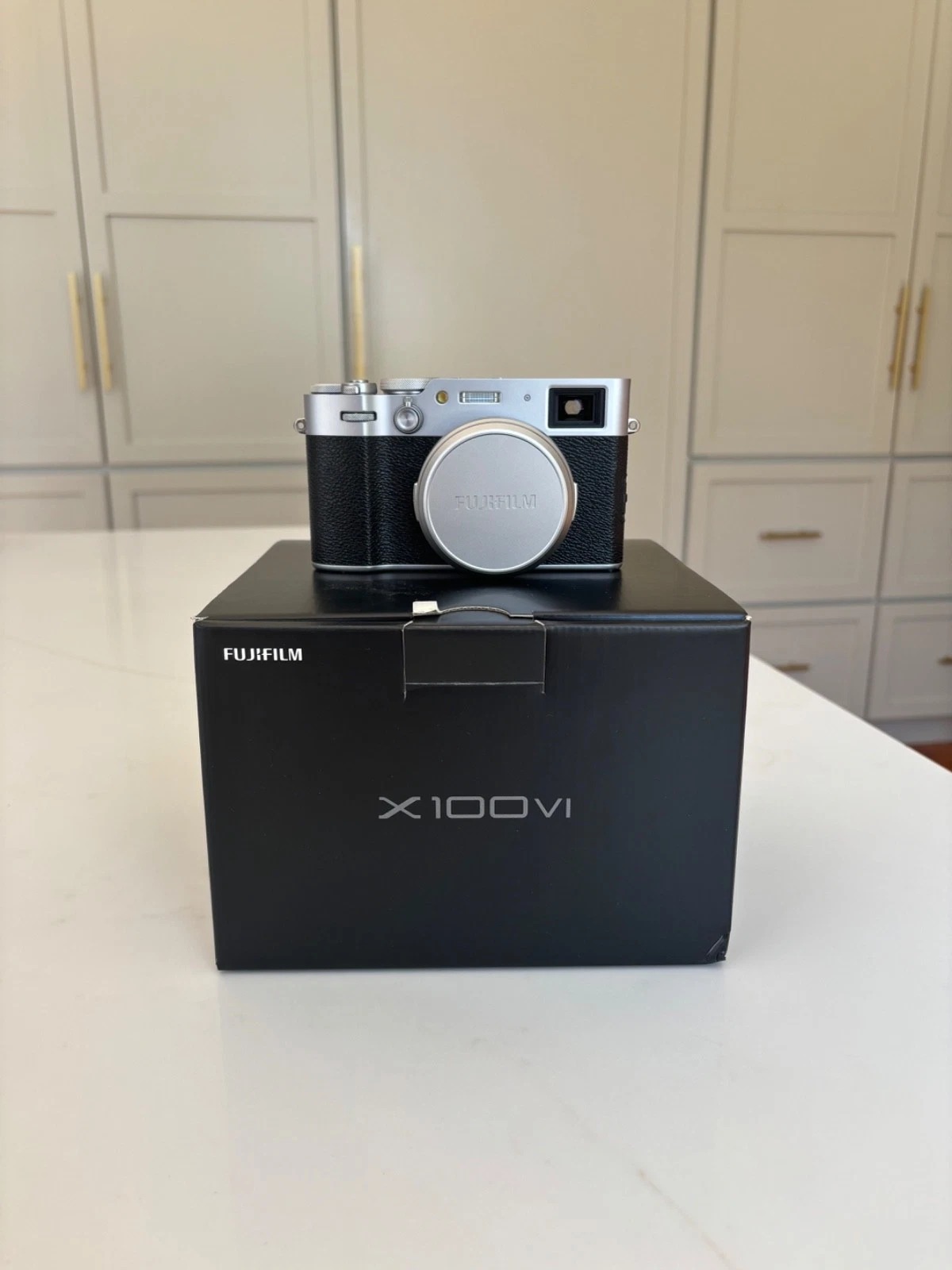 FUJIFULM X100VI CAMERA - MEGA BUNDLE (HUGE VALUE OF ACCESSORIES) thumbnail 2