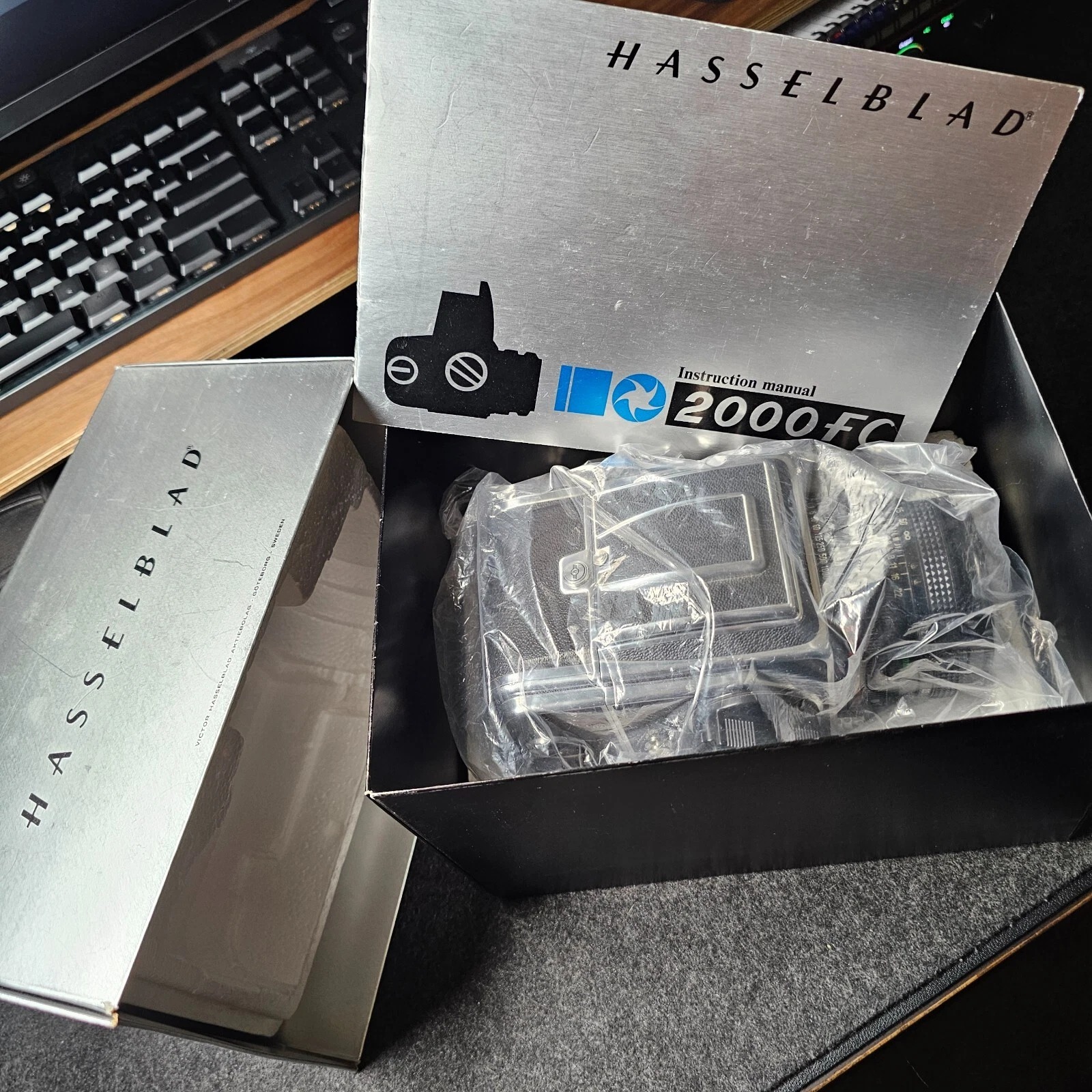 Hasselblad 2000 FC + Carl Zeiss Planar 80/2,8 T + Film Mag. 12 thumbnail 2