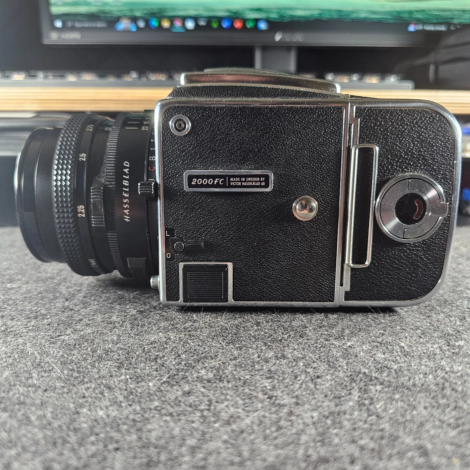Hasselblad 2000 FC + Carl Zeiss Planar 80/2,8 T + Film Mag. 12 thumbnail 3