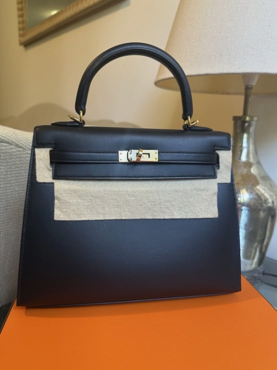 Hermès Kelly 25 Black,Timeless Classic with Gold Hardware thumbnail 1