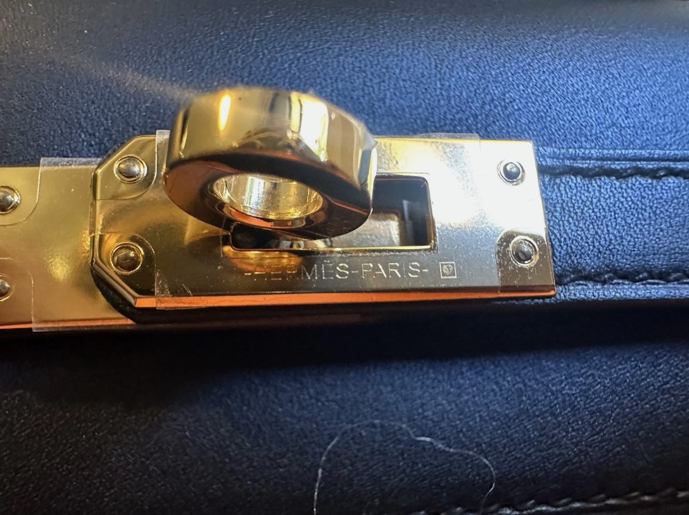 Hermès Kelly 25 Black,Timeless Classic with Gold Hardware thumbnail 3